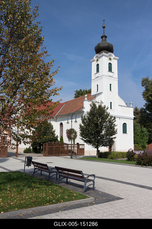 Gödöllő, a Szabadság tér a református templommal-stock-foto