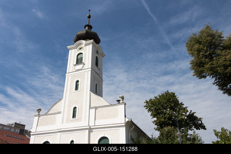 Gödöllő, a református templom a Szabadság téren-stock-foto