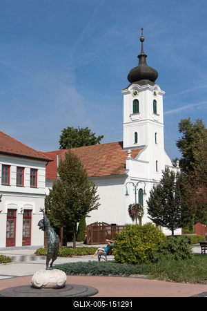 Gödöllő, a Szabadság tér a református templommal-stock-foto