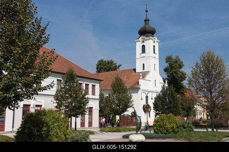 Gödöllő, a Szabadság tér a református templommal-stock-foto