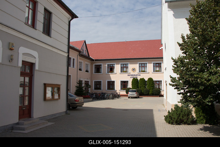 A Gödöllői Református Líceum épülete a Szabadság téren-stock-foto