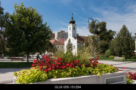 Gödöllő, a Szabadság tér a református templommal-stock-foto