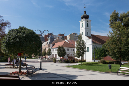 Gödöllő, a Szabadság tér a református templommal-stock-foto