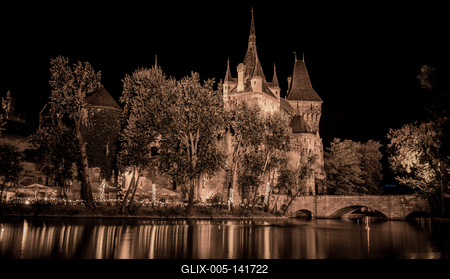Summer night and Vajdahunyad Castle-stock-foto