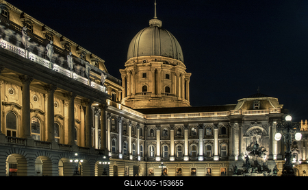 Budapest is the capital and the most populous city of Hungary, and one of the largest cities in the European Union. With an estimated 2016 population of 1,759,407 distributed over a land area of about 525 square kilometres (203 square miles), Budapest is also one of the most densely populated major cities in the EU.Budapest is cited as one of the most beautiful cities in Europe, ranked as "the world's second best city" by Condé Nast Traveler, and "Europe's 7th most idyllic place to live" by Forbes.-stock-foto