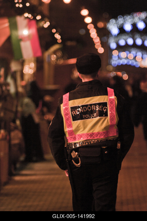 Elárasztották a rendõrök a debreceni karácsonyi vásárt-stock-foto