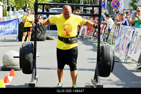 Az előző évekhez hasonlóan ismét Hajdúszoboszlón rendezték meg a Magyarország legerősebb rendőre országos bajnokságot immáron tizenkettedik alkalommal. A rendőrség kötelékében dolgozók az ország több pontjairól érkeztek, hogy megmérkőzzenek egymással.Az erős rendőrök négy kategóriában mérték össze erejüket: "állva nyomás, párban" (100 kilogramm); "lengősúly cipelés" (280-320 kilogramm); "kőgolyó-hordó pakolás és gumicipelés"; valamint "autófelhúzás keretben" feladatokkal kellett megküzdeniük.A két hajdú-bihari versenyző mellett a rendezvényen a Pest Megyei Rendőr-főkapitányság, a Baranya Megyei Rendőr-főkapitányság, a Készenléti Rendőrség, a Békés Megyei Rendőr-főkapitányság és a Zala Megyei Rendőr-főkapitányság munkatársai vettek részt.-stock-foto