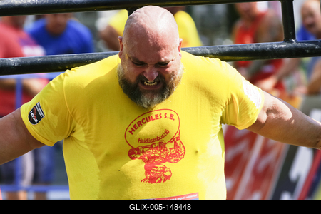 Az előző évekhez hasonlóan ismét Hajdúszoboszlón rendezték meg a Magyarország legerősebb rendőre országos bajnokságot immáron tizenkettedik alkalommal. A rendőrség kötelékében dolgozók az ország több pontjairól érkeztek, hogy megmérkőzzenek egymással.Az erős rendőrök négy kategóriában mérték össze erejüket: "állva nyomás, párban" (100 kilogramm); "lengősúly cipelés" (280-320 kilogramm); "kőgolyó-hordó pakolás és gumicipelés"; valamint "autófelhúzás keretben" feladatokkal kellett megküzdeniük.A két hajdú-bihari versenyző mellett a rendezvényen a Pest Megyei Rendőr-főkapitányság, a Baranya Megyei Rendőr-főkapitányság, a Készenléti Rendőrség, a Békés Megyei Rendőr-főkapitányság és a Zala Megyei Rendőr-főkapitányság munkatársai vettek részt.-stock-foto