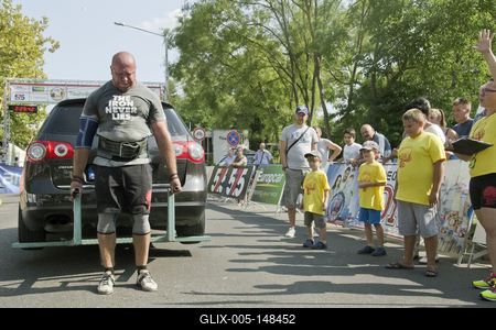 Az előző évekhez hasonlóan ismét Hajdúszoboszlón rendezték meg a Magyarország legerősebb rendőre országos bajnokságot immáron tizenkettedik alkalommal. A rendőrség kötelékében dolgozók az ország több pontjairól érkeztek, hogy megmérkőzzenek egymással.Az erős rendőrök négy kategóriában mérték össze erejüket: "állva nyomás, párban" (100 kilogramm); "lengősúly cipelés" (280-320 kilogramm); "kőgolyó-hordó pakolás és gumicipelés"; valamint "autófelhúzás keretben" feladatokkal kellett megküzdeniük.A két hajdú-bihari versenyző mellett a rendezvényen a Pest Megyei Rendőr-főkapitányság, a Baranya Megyei Rendőr-főkapitányság, a Készenléti Rendőrség, a Békés Megyei Rendőr-főkapitányság és a Zala Megyei Rendőr-főkapitányság munkatársai vettek részt.-stock-foto