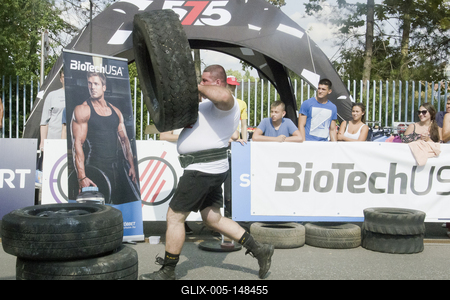 Az előző évekhez hasonlóan ismét Hajdúszoboszlón rendezték meg a Magyarország legerősebb rendőre országos bajnokságot immáron tizenkettedik alkalommal. A rendőrség kötelékében dolgozók az ország több pontjairól érkeztek, hogy megmérkőzzenek egymással.Az erős rendőrök négy kategóriában mérték össze erejüket: "állva nyomás, párban" (100 kilogramm); "lengősúly cipelés" (280-320 kilogramm); "kőgolyó-hordó pakolás és gumicipelés"; valamint "autófelhúzás keretben" feladatokkal kellett megküzdeniük.A két hajdú-bihari versenyző mellett a rendezvényen a Pest Megyei Rendőr-főkapitányság, a Baranya Megyei Rendőr-főkapitányság, a Készenléti Rendőrség, a Békés Megyei Rendőr-főkapitányság és a Zala Megyei Rendőr-főkapitányság munkatársai vettek részt.-stock-foto