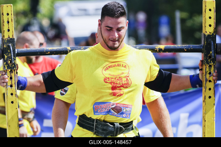 Az előző évekhez hasonlóan ismét Hajdúszoboszlón rendezték meg a Magyarország legerősebb rendőre országos bajnokságot immáron tizenkettedik alkalommal. A rendőrség kötelékében dolgozók az ország több pontjairól érkeztek, hogy megmérkőzzenek egymással.Az erős rendőrök négy kategóriában mérték össze erejüket: "állva nyomás, párban" (100 kilogramm); "lengősúly cipelés" (280-320 kilogramm); "kőgolyó-hordó pakolás és gumicipelés"; valamint "autófelhúzás keretben" feladatokkal kellett megküzdeniük.A két hajdú-bihari versenyző mellett a rendezvényen a Pest Megyei Rendőr-főkapitányság, a Baranya Megyei Rendőr-főkapitányság, a Készenléti Rendőrség, a Békés Megyei Rendőr-főkapitányság és a Zala Megyei Rendőr-főkapitányság munkatársai vettek részt.-stock-foto