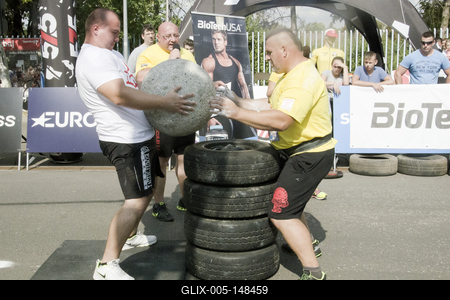 Az előző évekhez hasonlóan ismét Hajdúszoboszlón rendezték meg a Magyarország legerősebb rendőre országos bajnokságot immáron tizenkettedik alkalommal. A rendőrség kötelékében dolgozók az ország több pontjairól érkeztek, hogy megmérkőzzenek egymással.Az erős rendőrök négy kategóriában mérték össze erejüket: "állva nyomás, párban" (100 kilogramm); "lengősúly cipelés" (280-320 kilogramm); "kőgolyó-hordó pakolás és gumicipelés"; valamint "autófelhúzás keretben" feladatokkal kellett megküzdeniük.A két hajdú-bihari versenyző mellett a rendezvényen a Pest Megyei Rendőr-főkapitányság, a Baranya Megyei Rendőr-főkapitányság, a Készenléti Rendőrség, a Békés Megyei Rendőr-főkapitányság és a Zala Megyei Rendőr-főkapitányság munkatársai vettek részt.-stock-foto
