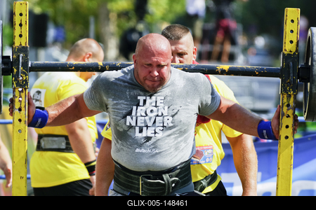 Az előző évekhez hasonlóan ismét Hajdúszoboszlón rendezték meg a Magyarország legerősebb rendőre országos bajnokságot immáron tizenkettedik alkalommal. A rendőrség kötelékében dolgozók az ország több pontjairól érkeztek, hogy megmérkőzzenek egymással.Az erős rendőrök négy kategóriában mérték össze erejüket: "állva nyomás, párban" (100 kilogramm); "lengősúly cipelés" (280-320 kilogramm); "kőgolyó-hordó pakolás és gumicipelés"; valamint "autófelhúzás keretben" feladatokkal kellett megküzdeniük.A két hajdú-bihari versenyző mellett a rendezvényen a Pest Megyei Rendőr-főkapitányság, a Baranya Megyei Rendőr-főkapitányság, a Készenléti Rendőrség, a Békés Megyei Rendőr-főkapitányság és a Zala Megyei Rendőr-főkapitányság munkatársai vettek részt.-stock-foto