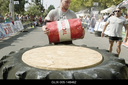 Az előző évekhez hasonlóan ismét Hajdúszoboszlón rendezték meg a Magyarország legerősebb rendőre országos bajnokságot immáron tizenkettedik alkalommal. A rendőrség kötelékében dolgozók az ország több pontjairól érkeztek, hogy megmérkőzzenek egymással.Az erős rendőrök négy kategóriában mérték össze erejüket: "állva nyomás, párban" (100 kilogramm); "lengősúly cipelés" (280-320 kilogramm); "kőgolyó-hordó pakolás és gumicipelés"; valamint "autófelhúzás keretben" feladatokkal kellett megküzdeniük.A két hajdú-bihari versenyző mellett a rendezvényen a Pest Megyei Rendőr-főkapitányság, a Baranya Megyei Rendőr-főkapitányság, a Készenléti Rendőrség, a Békés Megyei Rendőr-főkapitányság és a Zala Megyei Rendőr-főkapitányság munkatársai vettek részt.-stock-foto