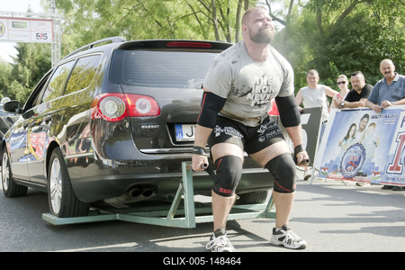 Az előző évekhez hasonlóan ismét Hajdúszoboszlón rendezték meg a Magyarország legerősebb rendőre országos bajnokságot immáron tizenkettedik alkalommal. A rendőrség kötelékében dolgozók az ország több pontjairól érkeztek, hogy megmérkőzzenek egymással.Az erős rendőrök négy kategóriában mérték össze erejüket: "állva nyomás, párban" (100 kilogramm); "lengősúly cipelés" (280-320 kilogramm); "kőgolyó-hordó pakolás és gumicipelés"; valamint "autófelhúzás keretben" feladatokkal kellett megküzdeniük.A két hajdú-bihari versenyző mellett a rendezvényen a Pest Megyei Rendőr-főkapitányság, a Baranya Megyei Rendőr-főkapitányság, a Készenléti Rendőrség, a Békés Megyei Rendőr-főkapitányság és a Zala Megyei Rendőr-főkapitányság munkatársai vettek részt.-stock-foto