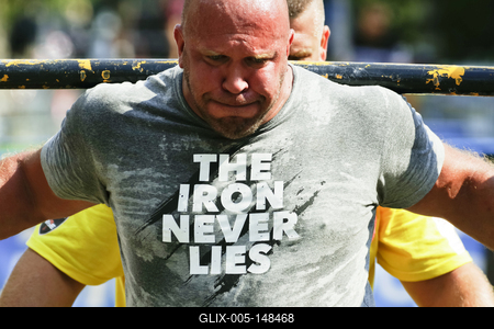 Az előző évekhez hasonlóan ismét Hajdúszoboszlón rendezték meg a Magyarország legerősebb rendőre országos bajnokságot immáron tizenkettedik alkalommal. A rendőrség kötelékében dolgozók az ország több pontjairól érkeztek, hogy megmérkőzzenek egymással.Az erős rendőrök négy kategóriában mérték össze erejüket: "állva nyomás, párban" (100 kilogramm); "lengősúly cipelés" (280-320 kilogramm); "kőgolyó-hordó pakolás és gumicipelés"; valamint "autófelhúzás keretben" feladatokkal kellett megküzdeniük.A két hajdú-bihari versenyző mellett a rendezvényen a Pest Megyei Rendőr-főkapitányság, a Baranya Megyei Rendőr-főkapitányság, a Készenléti Rendőrség, a Békés Megyei Rendőr-főkapitányság és a Zala Megyei Rendőr-főkapitányság munkatársai vettek részt.-stock-foto