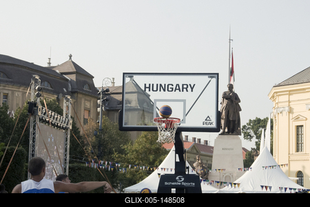 Négy versenyt rendeznek 3x3-as kosárlabdában Debrecen főterén.-stock-foto