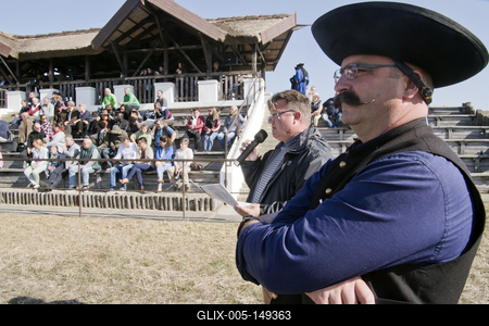 A magyar szürke szarvasmarha fajta népszerűsítése és a tenyészállat utánpótlást biztosító értékesítés a cél  a Magyar Szürke Bika Vásáron és Tenyészszemlén.Az árverésre kerülő tenyészállatok többsége a hortobágyi pásztorok keze alatt a Hortobágyi Nonprofit Kft. legelőin nevelkedtek.A megfelelő bikanevelést és minősítést a Magyar Szürke Szarvasmarhát Tenyésztők Egyesülete felügyeli. Az Egyesület és a cég közötti szoros szakmai kapcsolat eredményei ezek a tenyészállatok, melyek a fajta fenntartásának zálogai.A rendezvény helyszínén, a Pusztai Állatparkban ilyenkor a harmadéves vagyis harmadfű, fajta jellegének megfelelő, több minősítésen is átesett, külterjesen fölnevelt tenyészbikák vonulnak fel és kerülnek árverésre. Mind a nagyközönségnek, mind pedig a szakembereknek különleges élményt nyújt a tenyészállatok látványa és a hortobágyi gulyások szakmai fogásai, melyeket a mindennapi munkájuk során is alkalmaznak.-stock-foto