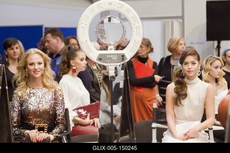 Magyarország legnagyobb szépségipari kiállítása zajlott 2018.10.26-28 között a HUNGEXPO G pavilonjában. A nagyszabású rendezvényen az iparág három nagyobb területe (kozmetika, fodrászat, kéz és lábápolás) adott egymásnak találkozót, és felvonultatta innovációit, valamint legjobb termékeit a szakembereknek, és az érdeklődő, minden korosztályt és nemet képviselő nagyközönségnek.-stock-foto