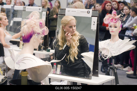 Magyarország legnagyobb szépségipari kiállítása zajlott 2018.10.26-28 között a HUNGEXPO G pavilonjában. A nagyszabású rendezvényen az iparág három nagyobb területe (kozmetika, fodrászat, kéz és lábápolás) adott egymásnak találkozót, és felvonultatta innovációit, valamint legjobb termékeit a szakembereknek, és az érdeklődő, minden korosztályt és nemet képviselő nagyközönségnek.-stock-foto