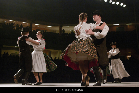 Az idén 65 éves Debreceni Hajdú Táncegyüttes számára mérföldkő volt a Fölszállott a páva, az MTVA és a Hagyományok Háza közös tehetségkutató műsorának döntője. Debrecent, Hajdú-Bihart képviselték, a város, a környék egyként izgult értük. A Debreceni Tavaszi Fesztiválba illesztett gálaműsorukkal köszönetet mondanak-énekelnek- táncolnak az őket támogató közönségnek.-stock-foto