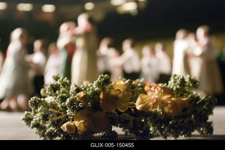 Az idén 65 éves Debreceni Hajdú Táncegyüttes számára mérföldkő volt a Fölszállott a páva, az MTVA és a Hagyományok Háza közös tehetségkutató műsorának döntője. Debrecent, Hajdú-Bihart képviselték, a város, a környék egyként izgult értük. A Debreceni Tavaszi Fesztiválba illesztett gálaműsorukkal köszönetet mondanak-énekelnek- táncolnak az őket támogató közönségnek.-stock-foto