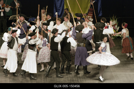 Az idén 65 éves Debreceni Hajdú Táncegyüttes számára mérföldkő volt a Fölszállott a páva, az MTVA és a Hagyományok Háza közös tehetségkutató műsorának döntője. Debrecent, Hajdú-Bihart képviselték, a város, a környék egyként izgult értük. A Debreceni Tavaszi Fesztiválba illesztett gálaműsorukkal köszönetet mondanak-énekelnek- táncolnak az őket támogató közönségnek.-stock-foto