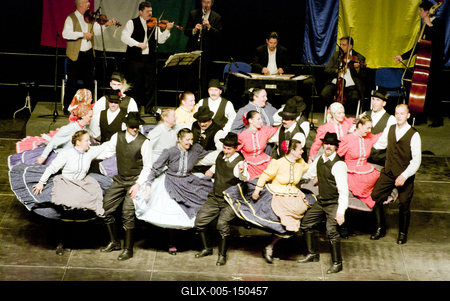 Az idén 65 éves Debreceni Hajdú Táncegyüttes számára mérföldkő volt a Fölszállott a páva, az MTVA és a Hagyományok Háza közös tehetségkutató műsorának döntője. Debrecent, Hajdú-Bihart képviselték, a város, a környék egyként izgult értük. A Debreceni Tavaszi Fesztiválba illesztett gálaműsorukkal köszönetet mondanak-énekelnek- táncolnak az őket támogató közönségnek.-stock-foto