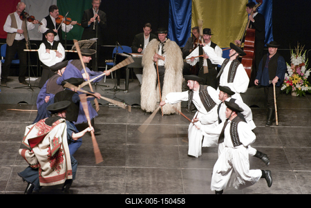 Az idén 65 éves Debreceni Hajdú Táncegyüttes számára mérföldkő volt a Fölszállott a páva, az MTVA és a Hagyományok Háza közös tehetségkutató műsorának döntője. Debrecent, Hajdú-Bihart képviselték, a város, a környék egyként izgult értük. A Debreceni Tavaszi Fesztiválba illesztett gálaműsorukkal köszönetet mondanak-énekelnek- táncolnak az őket támogató közönségnek.-stock-foto