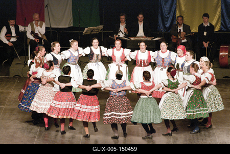 Az idén 65 éves Debreceni Hajdú Táncegyüttes számára mérföldkő volt a Fölszállott a páva, az MTVA és a Hagyományok Háza közös tehetségkutató műsorának döntője. Debrecent, Hajdú-Bihart képviselték, a város, a környék egyként izgult értük. A Debreceni Tavaszi Fesztiválba illesztett gálaműsorukkal köszönetet mondanak-énekelnek- táncolnak az őket támogató közönségnek.-stock-foto