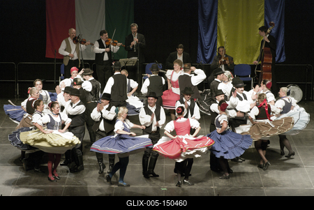 Az idén 65 éves Debreceni Hajdú Táncegyüttes számára mérföldkő volt a Fölszállott a páva, az MTVA és a Hagyományok Háza közös tehetségkutató műsorának döntője. Debrecent, Hajdú-Bihart képviselték, a város, a környék egyként izgult értük. A Debreceni Tavaszi Fesztiválba illesztett gálaműsorukkal köszönetet mondanak-énekelnek- táncolnak az őket támogató közönségnek.-stock-foto