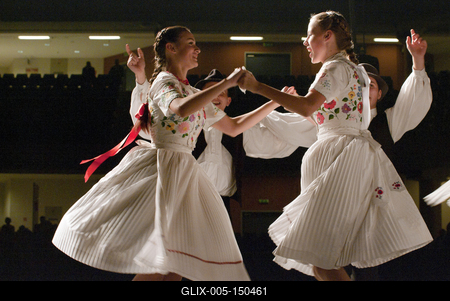 Az idén 65 éves Debreceni Hajdú Táncegyüttes számára mérföldkő volt a Fölszállott a páva, az MTVA és a Hagyományok Háza közös tehetségkutató műsorának döntője. Debrecent, Hajdú-Bihart képviselték, a város, a környék egyként izgult értük. A Debreceni Tavaszi Fesztiválba illesztett gálaműsorukkal köszönetet mondanak-énekelnek- táncolnak az őket támogató közönségnek.-stock-foto