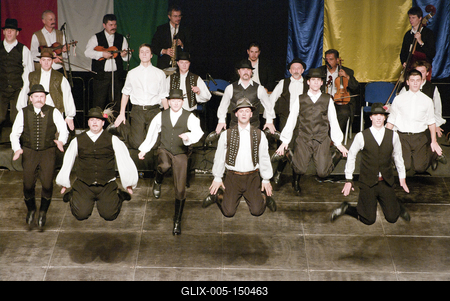 Az idén 65 éves Debreceni Hajdú Táncegyüttes számára mérföldkő volt a Fölszállott a páva, az MTVA és a Hagyományok Háza közös tehetségkutató műsorának döntője. Debrecent, Hajdú-Bihart képviselték, a város, a környék egyként izgult értük. A Debreceni Tavaszi Fesztiválba illesztett gálaműsorukkal köszönetet mondanak-énekelnek- táncolnak az őket támogató közönségnek.-stock-foto