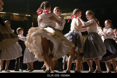 Az idén 65 éves Debreceni Hajdú Táncegyüttes számára mérföldkő volt a Fölszállott a páva, az MTVA és a Hagyományok Háza közös tehetségkutató műsorának döntője. Debrecent, Hajdú-Bihart képviselték, a város, a környék egyként izgult értük. A Debreceni Tavaszi Fesztiválba illesztett gálaműsorukkal köszönetet mondanak-énekelnek- táncolnak az őket támogató közönségnek.-stock-foto