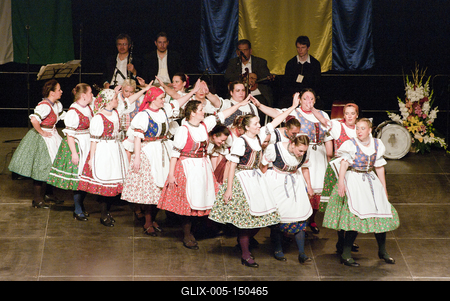 Az idén 65 éves Debreceni Hajdú Táncegyüttes számára mérföldkő volt a Fölszállott a páva, az MTVA és a Hagyományok Háza közös tehetségkutató műsorának döntője. Debrecent, Hajdú-Bihart képviselték, a város, a környék egyként izgult értük. A Debreceni Tavaszi Fesztiválba illesztett gálaműsorukkal köszönetet mondanak-énekelnek- táncolnak az őket támogató közönségnek.-stock-foto