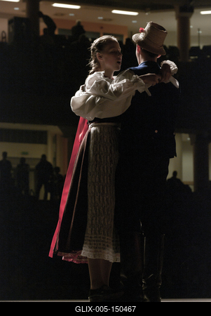 Az idén 65 éves Debreceni Hajdú Táncegyüttes számára mérföldkő volt a Fölszállott a páva, az MTVA és a Hagyományok Háza közös tehetségkutató műsorának döntője. Debrecent, Hajdú-Bihart képviselték, a város, a környék egyként izgult értük. A Debreceni Tavaszi Fesztiválba illesztett gálaműsorukkal köszönetet mondanak-énekelnek- táncolnak az őket támogató közönségnek.-stock-foto