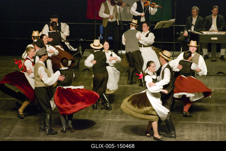 Az idén 65 éves Debreceni Hajdú Táncegyüttes számára mérföldkő volt a Fölszállott a páva, az MTVA és a Hagyományok Háza közös tehetségkutató műsorának döntője. Debrecent, Hajdú-Bihart képviselték, a város, a környék egyként izgult értük. A Debreceni Tavaszi Fesztiválba illesztett gálaműsorukkal köszönetet mondanak-énekelnek- táncolnak az őket támogató közönségnek.-stock-foto