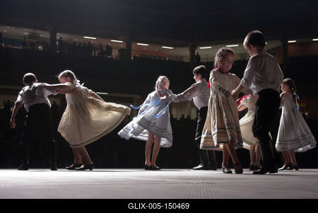 Az idén 65 éves Debreceni Hajdú Táncegyüttes számára mérföldkő volt a Fölszállott a páva, az MTVA és a Hagyományok Háza közös tehetségkutató műsorának döntője. Debrecent, Hajdú-Bihart képviselték, a város, a környék egyként izgult értük. A Debreceni Tavaszi Fesztiválba illesztett gálaműsorukkal köszönetet mondanak-énekelnek- táncolnak az őket támogató közönségnek.-stock-foto