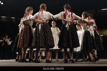 Az idén 65 éves Debreceni Hajdú Táncegyüttes számára mérföldkő volt a Fölszállott a páva, az MTVA és a Hagyományok Háza közös tehetségkutató műsorának döntője. Debrecent, Hajdú-Bihart képviselték, a város, a környék egyként izgult értük. A Debreceni Tavaszi Fesztiválba illesztett gálaműsorukkal köszönetet mondanak-énekelnek- táncolnak az őket támogató közönségnek.-stock-foto