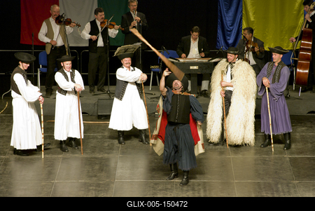 Az idén 65 éves Debreceni Hajdú Táncegyüttes számára mérföldkő volt a Fölszállott a páva, az MTVA és a Hagyományok Háza közös tehetségkutató műsorának döntője. Debrecent, Hajdú-Bihart képviselték, a város, a környék egyként izgult értük. A Debreceni Tavaszi Fesztiválba illesztett gálaműsorukkal köszönetet mondanak-énekelnek- táncolnak az őket támogató közönségnek.-stock-foto