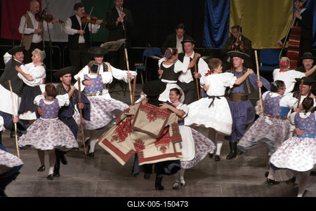 Az idén 65 éves Debreceni Hajdú Táncegyüttes számára mérföldkő volt a Fölszállott a páva, az MTVA és a Hagyományok Háza közös tehetségkutató műsorának döntője. Debrecent, Hajdú-Bihart képviselték, a város, a környék egyként izgult értük. A Debreceni Tavaszi Fesztiválba illesztett gálaműsorukkal köszönetet mondanak-énekelnek- táncolnak az őket támogató közönségnek.-stock-foto