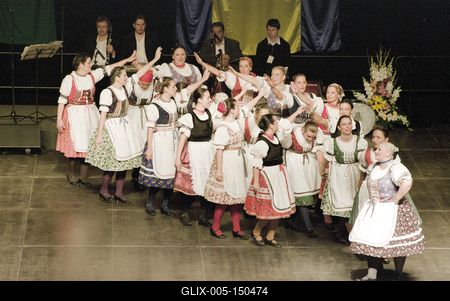 Az idén 65 éves Debreceni Hajdú Táncegyüttes számára mérföldkő volt a Fölszállott a páva, az MTVA és a Hagyományok Háza közös tehetségkutató műsorának döntője. Debrecent, Hajdú-Bihart képviselték, a város, a környék egyként izgult értük. A Debreceni Tavaszi Fesztiválba illesztett gálaműsorukkal köszönetet mondanak-énekelnek- táncolnak az őket támogató közönségnek.-stock-foto