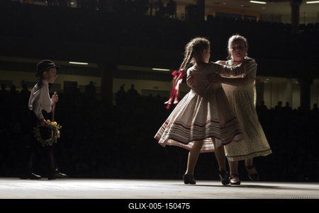 Az idén 65 éves Debreceni Hajdú Táncegyüttes számára mérföldkő volt a Fölszállott a páva, az MTVA és a Hagyományok Háza közös tehetségkutató műsorának döntője. Debrecent, Hajdú-Bihart képviselték, a város, a környék egyként izgult értük. A Debreceni Tavaszi Fesztiválba illesztett gálaműsorukkal köszönetet mondanak-énekelnek- táncolnak az őket támogató közönségnek.-stock-foto