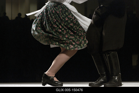 Az idén 65 éves Debreceni Hajdú Táncegyüttes számára mérföldkő volt a Fölszállott a páva, az MTVA és a Hagyományok Háza közös tehetségkutató műsorának döntője. Debrecent, Hajdú-Bihart képviselték, a város, a környék egyként izgult értük. A Debreceni Tavaszi Fesztiválba illesztett gálaműsorukkal köszönetet mondanak-énekelnek- táncolnak az őket támogató közönségnek.-stock-foto