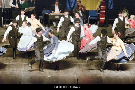 Az idén 65 éves Debreceni Hajdú Táncegyüttes számára mérföldkő volt a Fölszállott a páva, az MTVA és a Hagyományok Háza közös tehetségkutató műsorának döntője. Debrecent, Hajdú-Bihart képviselték, a város, a környék egyként izgult értük. A Debreceni Tavaszi Fesztiválba illesztett gálaműsorukkal köszönetet mondanak-énekelnek- táncolnak az őket támogató közönségnek.-stock-foto