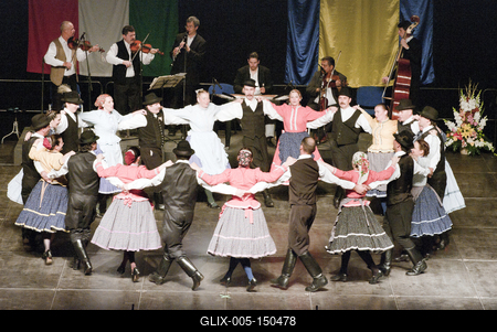 Az idén 65 éves Debreceni Hajdú Táncegyüttes számára mérföldkő volt a Fölszállott a páva, az MTVA és a Hagyományok Háza közös tehetségkutató műsorának döntője. Debrecent, Hajdú-Bihart képviselték, a város, a környék egyként izgult értük. A Debreceni Tavaszi Fesztiválba illesztett gálaműsorukkal köszönetet mondanak-énekelnek- táncolnak az őket támogató közönségnek.-stock-foto