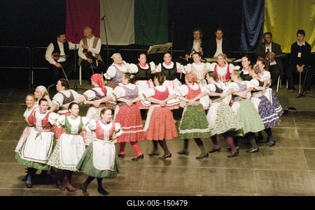 Az idén 65 éves Debreceni Hajdú Táncegyüttes számára mérföldkő volt a Fölszállott a páva, az MTVA és a Hagyományok Háza közös tehetségkutató műsorának döntője. Debrecent, Hajdú-Bihart képviselték, a város, a környék egyként izgult értük. A Debreceni Tavaszi Fesztiválba illesztett gálaműsorukkal köszönetet mondanak-énekelnek- táncolnak az őket támogató közönségnek.-stock-foto