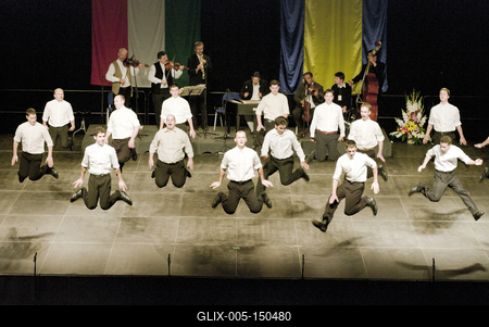 Az idén 65 éves Debreceni Hajdú Táncegyüttes számára mérföldkő volt a Fölszállott a páva, az MTVA és a Hagyományok Háza közös tehetségkutató műsorának döntője. Debrecent, Hajdú-Bihart képviselték, a város, a környék egyként izgult értük. A Debreceni Tavaszi Fesztiválba illesztett gálaműsorukkal köszönetet mondanak-énekelnek- táncolnak az őket támogató közönségnek.-stock-foto