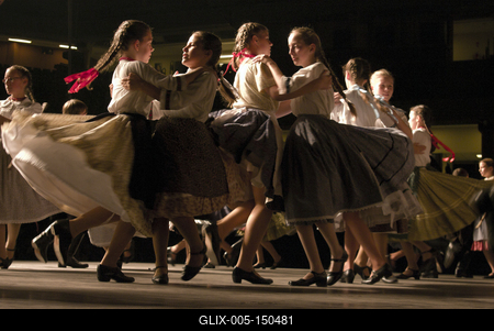 Az idén 65 éves Debreceni Hajdú Táncegyüttes számára mérföldkő volt a Fölszállott a páva, az MTVA és a Hagyományok Háza közös tehetségkutató műsorának döntője. Debrecent, Hajdú-Bihart képviselték, a város, a környék egyként izgult értük. A Debreceni Tavaszi Fesztiválba illesztett gálaműsorukkal köszönetet mondanak-énekelnek- táncolnak az őket támogató közönségnek.-stock-foto