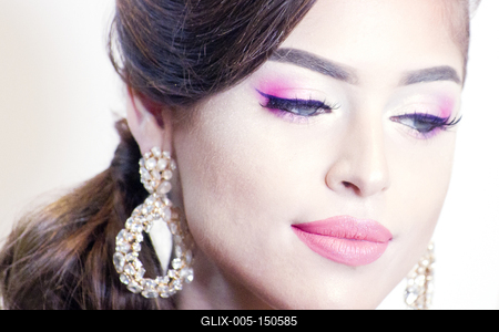 Magyarország legnagyobb szépségipari kiállítása zajlott 2018.10.26-28 között a HUNGEXPO G pavilonjában. A nagyszabású rendezvényen az iparág három nagyobb területe (kozmetika, fodrászat, kéz és lábápolás) adott egymásnak találkozót, és felvonultatta innovációit, valamint legjobb termékeit a szakembereknek, és az érdeklődő, minden korosztályt és nemet képviselő nagyközönségnek.-stock-foto